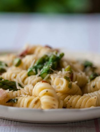 Pasta makaroni fusilli sparģeļi